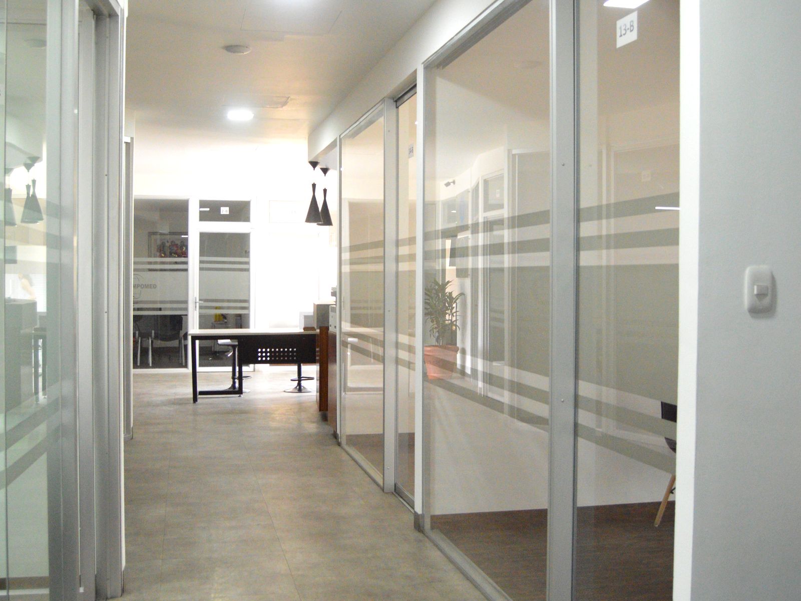 Pasillo de oficinas privadas en Tu Zona zona 11