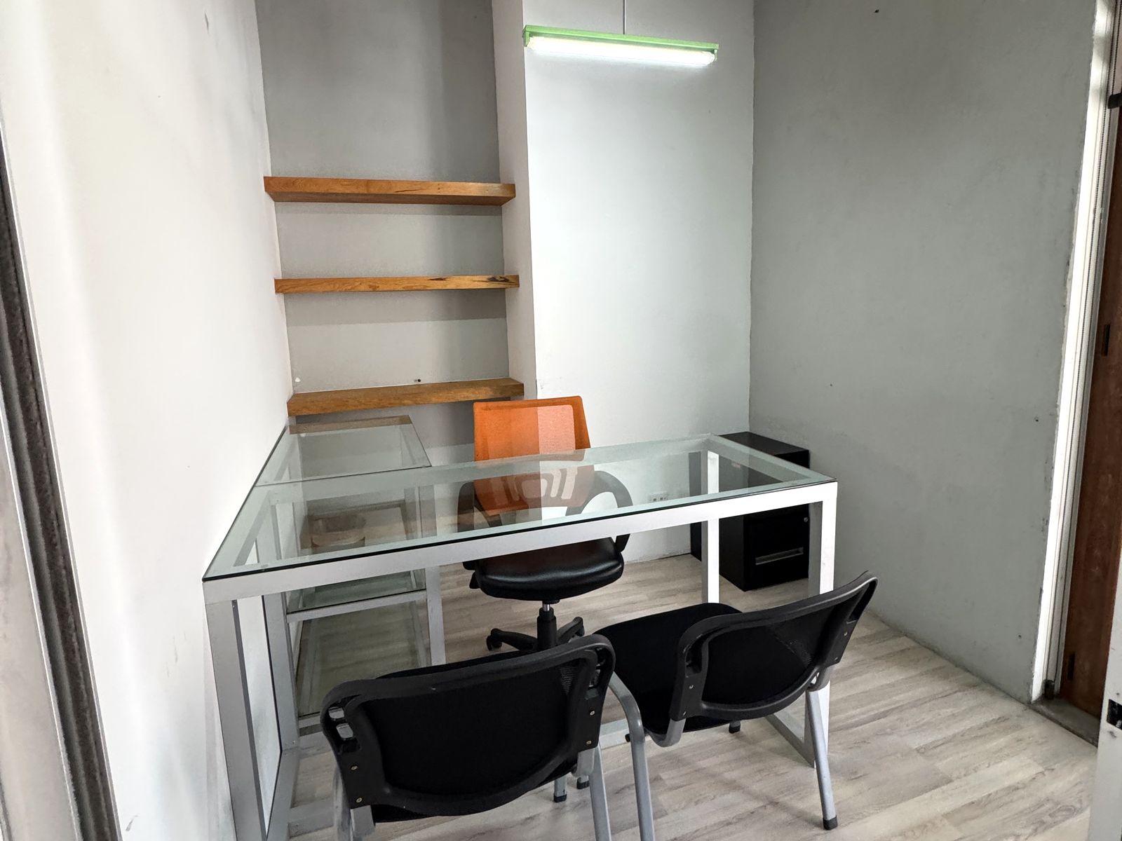 Oficina amueblada con ventana en Tu Zona