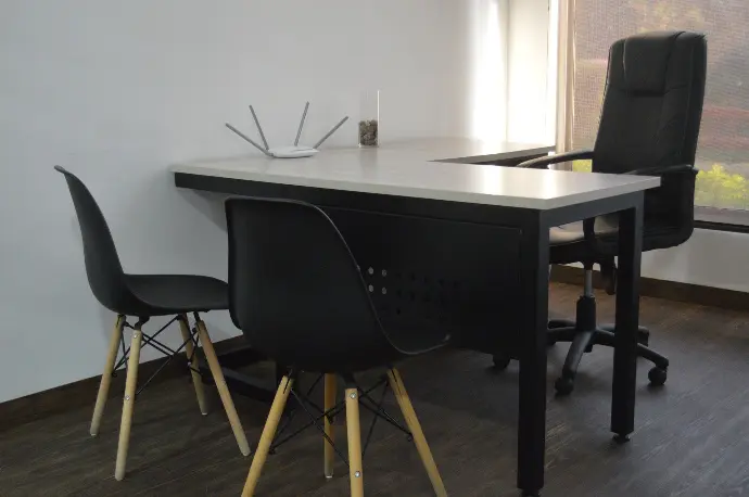 Oficina privada con ventanal en Tu Zona zona 11, complejo Bodex