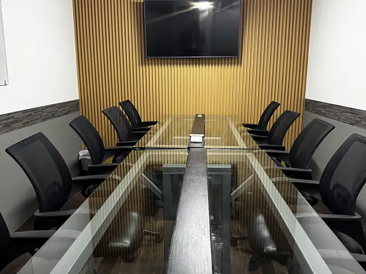Sala de juntas para 10 personas en Tu Zona Cayalá, edificio N2