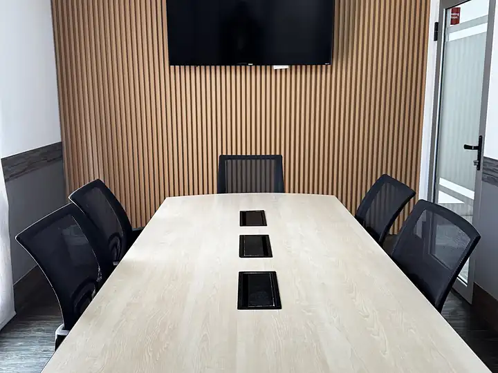 Sala de reuniones para 6 personas en Tu Zona Cayalá, edificio N2