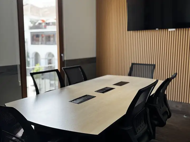 Sala para 6 personas con vista a la plaza en Tu Zona Cayalá N2