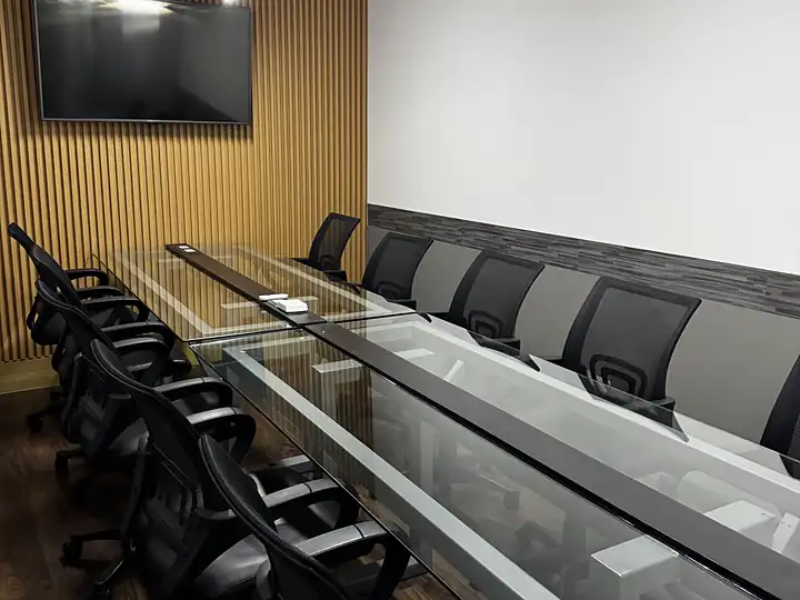 Sala de juntas para 10 personas con TV en Tu Zona Cayalá N2