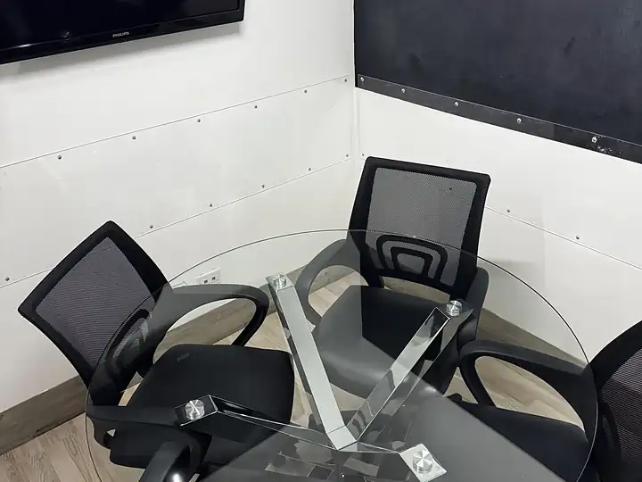 Sala de reuniones para 4 personas en Tu Zona Cayalá, edificio N2
